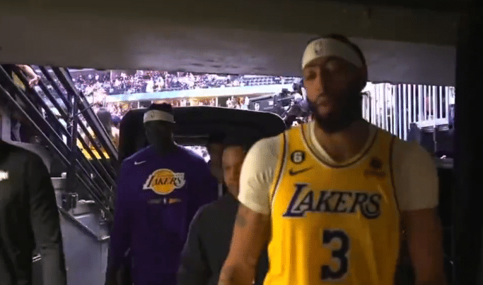 争议！浓眉哥遭掘金球迷挑衅，詹姆斯失望仰头，约基奇做手势