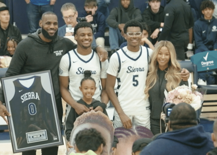 布朗尼高中毕业日：詹姆斯全家出席合影 最快明年联手詹皇征战NBA