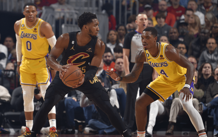 米切尔43分狂刷纪录：末节17分统治比赛 挥手庆祝和湖人说再见