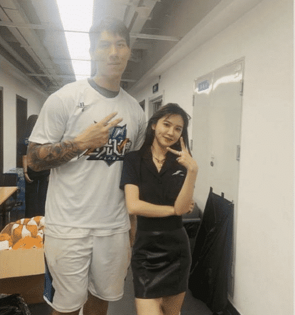 万圣伟骗人了吗？晒女友，开球馆，网红草根球星铁牛收入上百万？