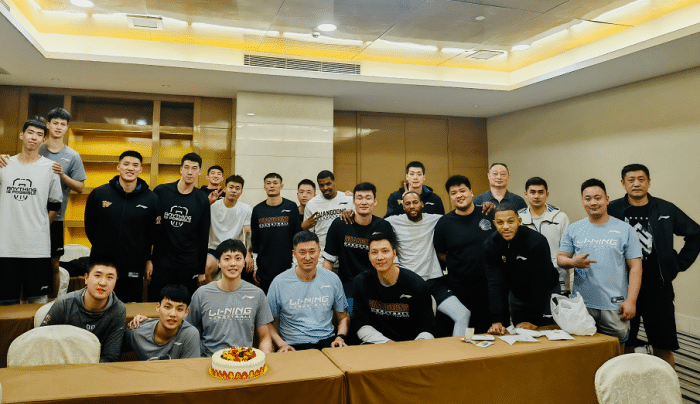 胡明轩庆生！杜锋易建联陪伴，感恩全队，高诗岩想吃蛋糕被怼