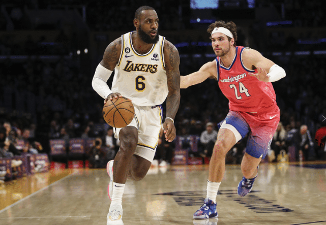 湖人官宣詹姆斯今日休战！最多6人缺战太阳 悍将复出布克也伤停