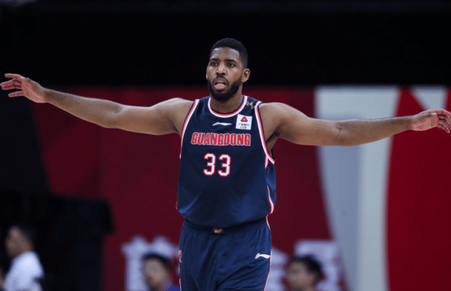 广东签汤普森内幕曝光！翻译成头号功臣，上海高层大力支持